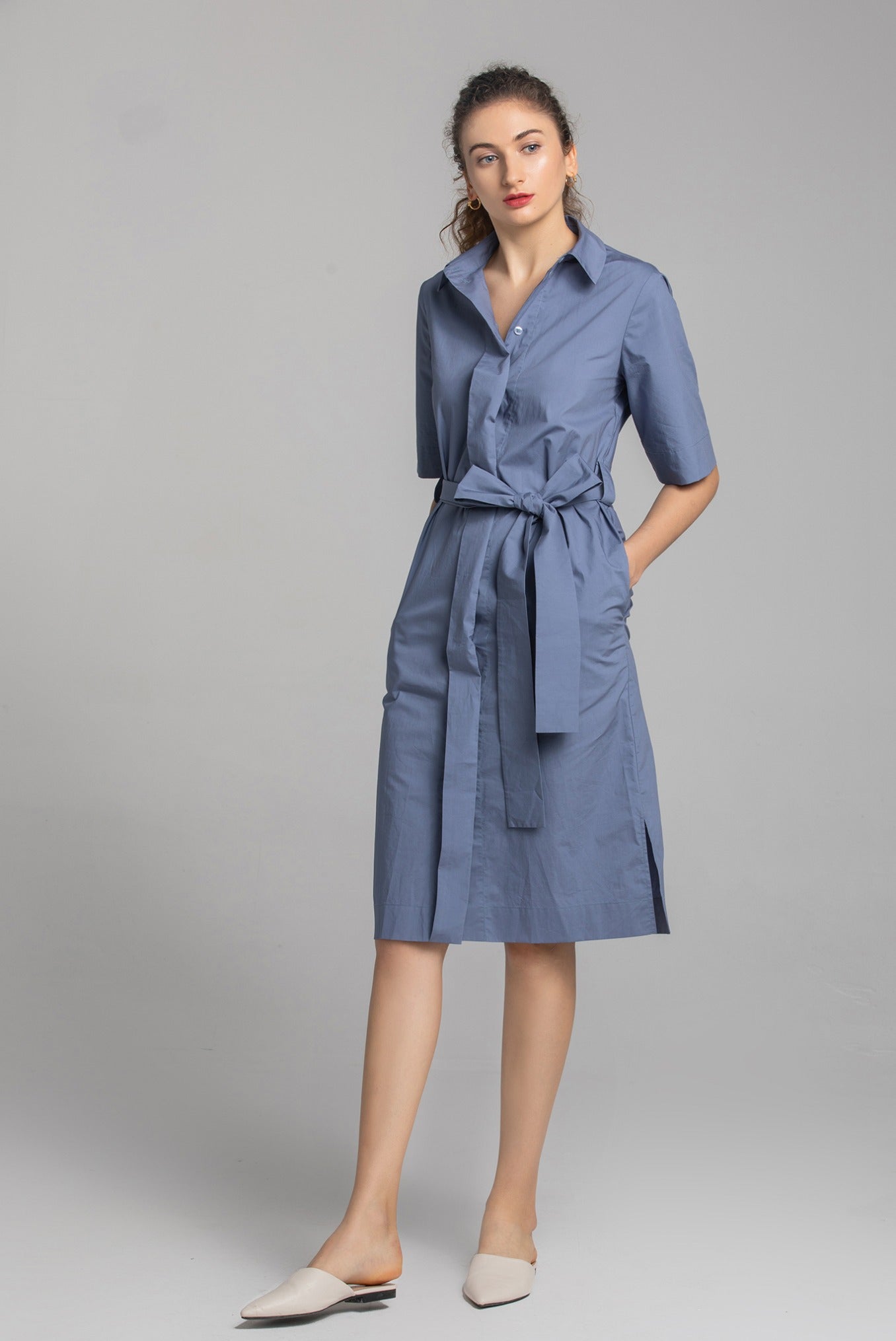 ウエストベルト付きコットンロングシャツワンピースのウエストディテール