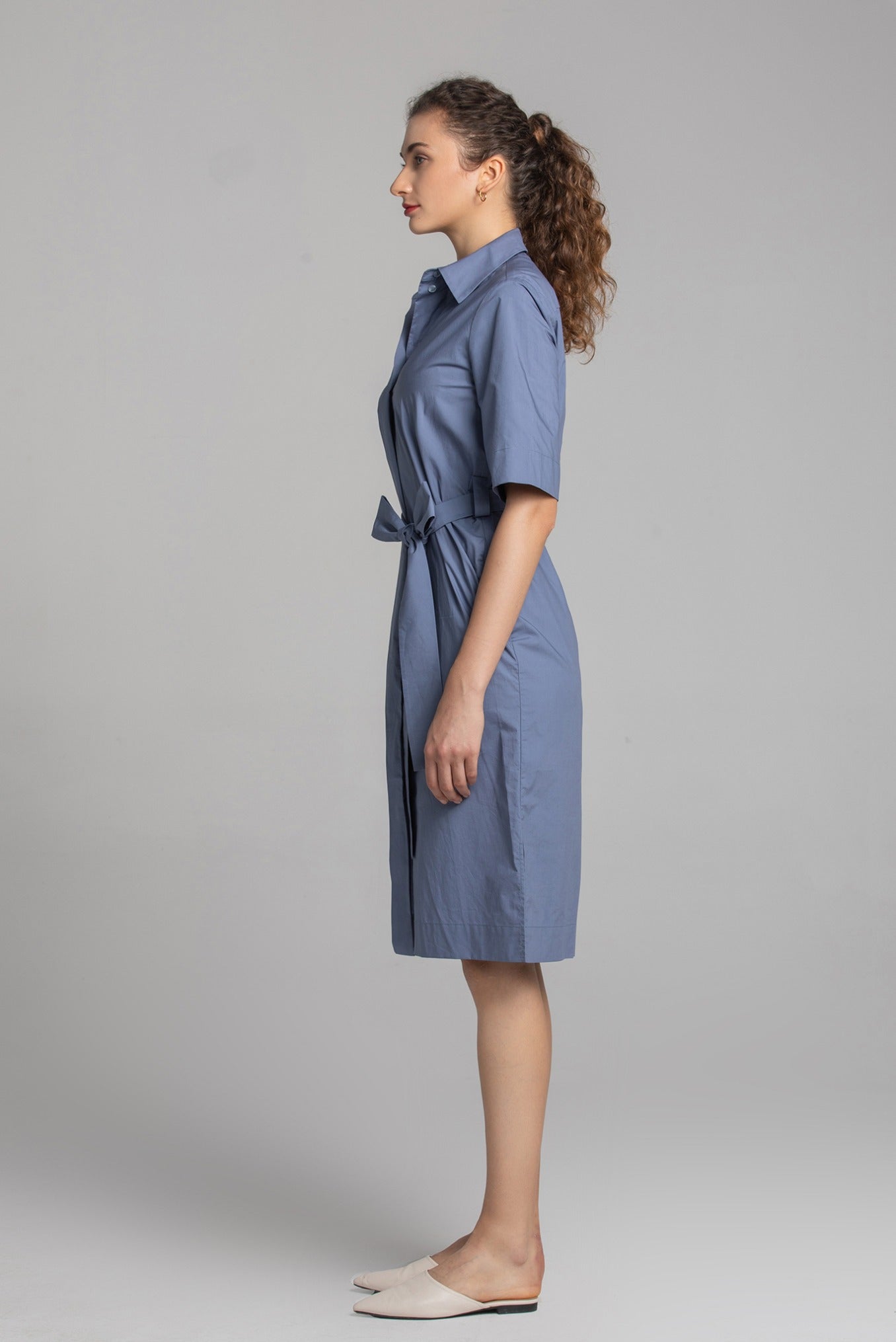 コットンロングシャツワンピースのバックスタイル・後ろ姿