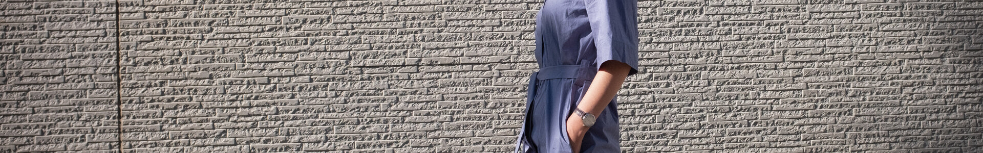 秋冬にシャツワンピースを軽やかに着こなす大人女子コーデをイメージしたバナービジュアル