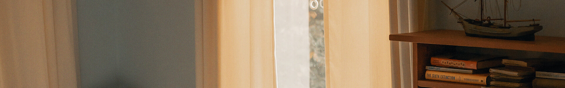 大人レディース向けオーバーサイズシャツコーデ3選のバナービジュアル（ホワイトパンツとデニムのきれいめカジュアルスタイル）