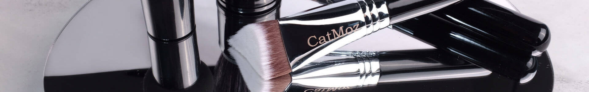 ベースメイクが崩れにくい仕上がりを目指すために、CatMozファンデーションブラシとリキッドファンデーションで丁寧に仕上げている