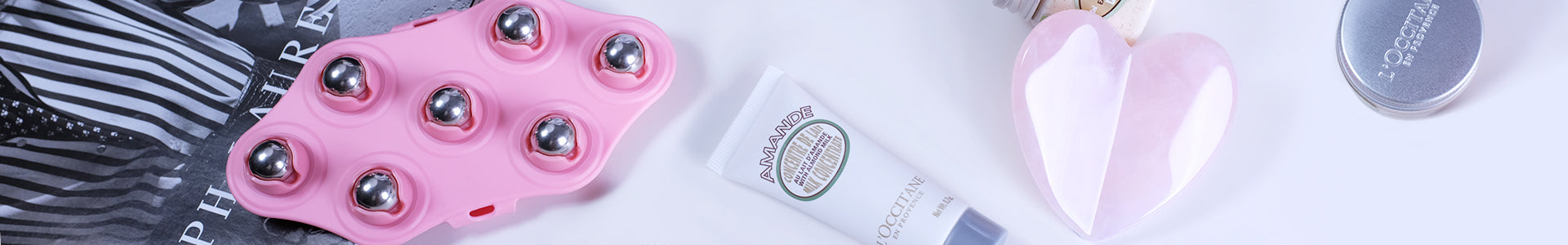 顔のむくみケアや小顔マッサージに使えるローラーとクリームを並べたフェイスケア