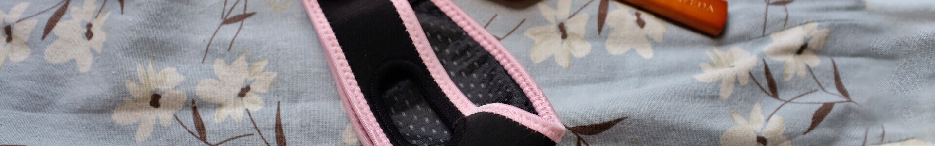 小顔ベルト「CatMoz小顔美人ベルト」でフェイスラインをリフトアップする女性のイメージ