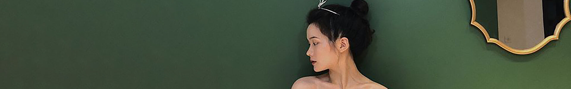 思春期後の変化でぼやけがちなフェイスラインを、小顔ベルト「小顔美人」でケアしながら流れるようなVラインを目指す様子をイメージした