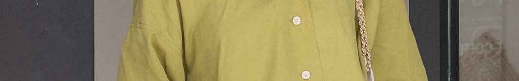 緑のオーバーサイズシャツコーデ｜野暮ったく見せない大人の着こなし（CatMoz）