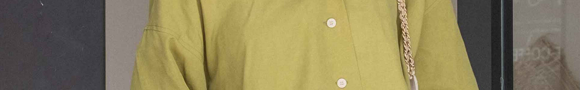 緑のオーバーサイズシャツコーデ｜野暮ったく見せない大人の着こなし（CatMoz）