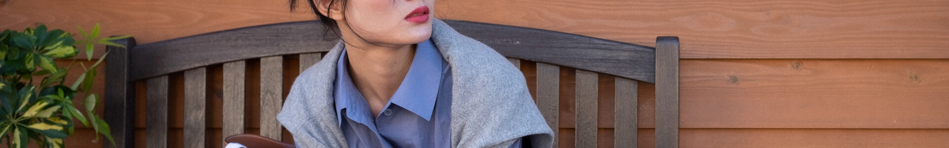 グレーブルーのコットンシャツワンピースを着た大人女子の全身コーデ｜共布ベルト付きできれいめカジュアルに着こなしたスタイルアップコーデ