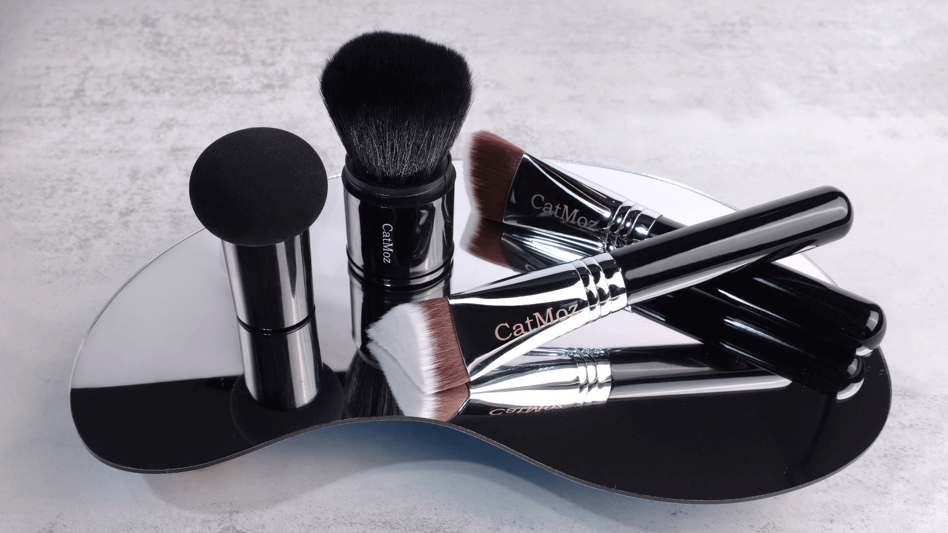 洗練されたデザインのメイクブラシセット。高品質な毛先で均一に仕上がるプロ仕様の化粧ブラシコレクション。ベースメイクやチーク、ファンデーションに最適な美学あふれるツール【Beauty メイクブラシ美学】