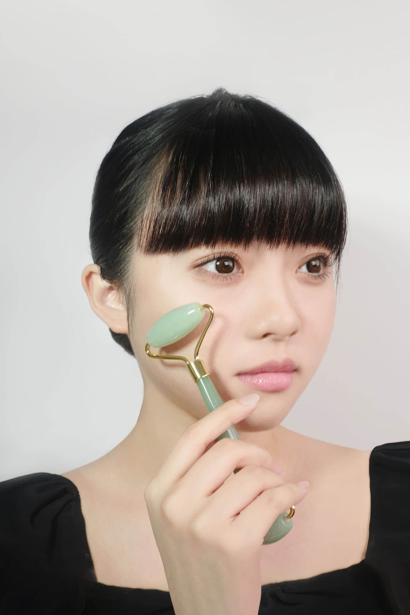 CatMoz jade facial roller with two heads for de-puffing and relaxation. Cool, smooth stone.