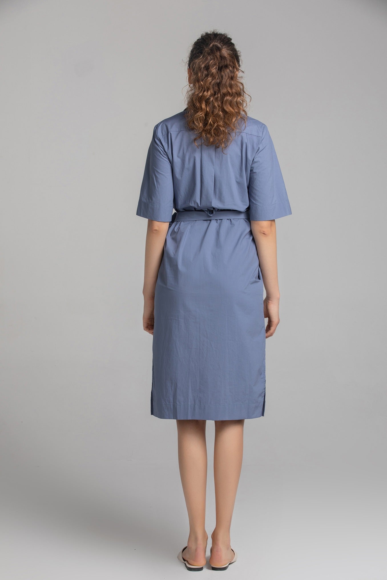 コットンロングシャツワンピースのシルエットが分かるサイドビュー