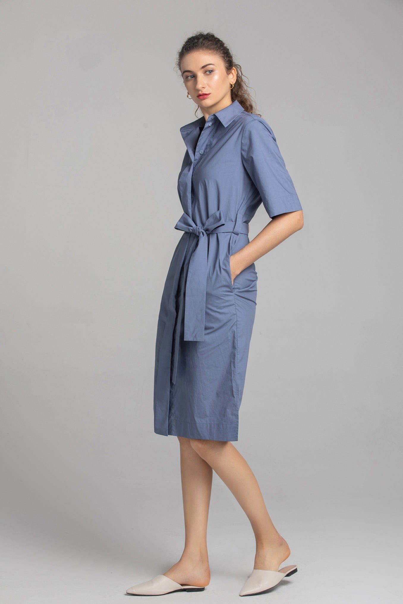 コットンロングシャツワンピースを着たモデルの正面全身コーデ画像