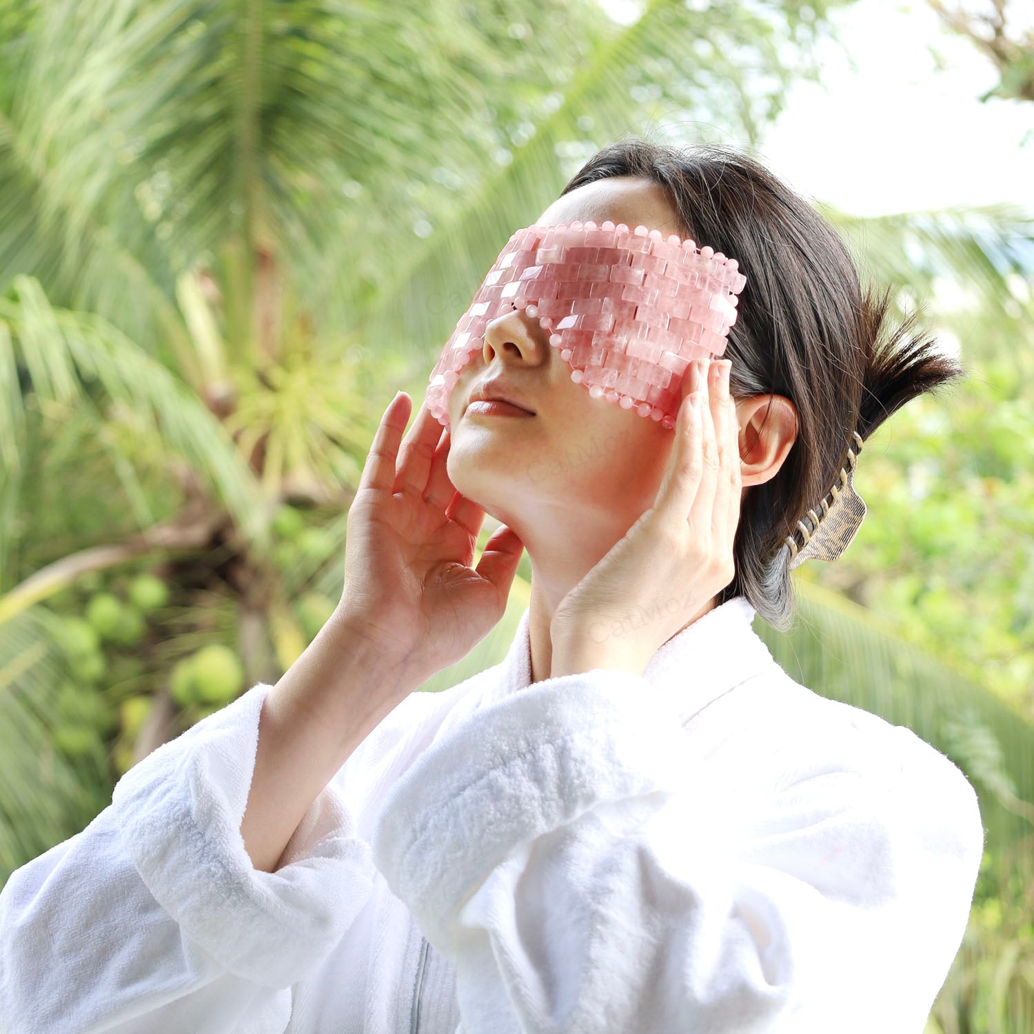 ローズクォーツの天然石アイマスクで目もとをリラックスする女性