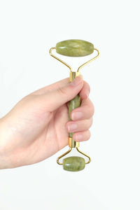 - 手のひらで持ったフェイスシャル ジェイドローラーの画像。サイズ感と持ちやすさが分かる。
5.