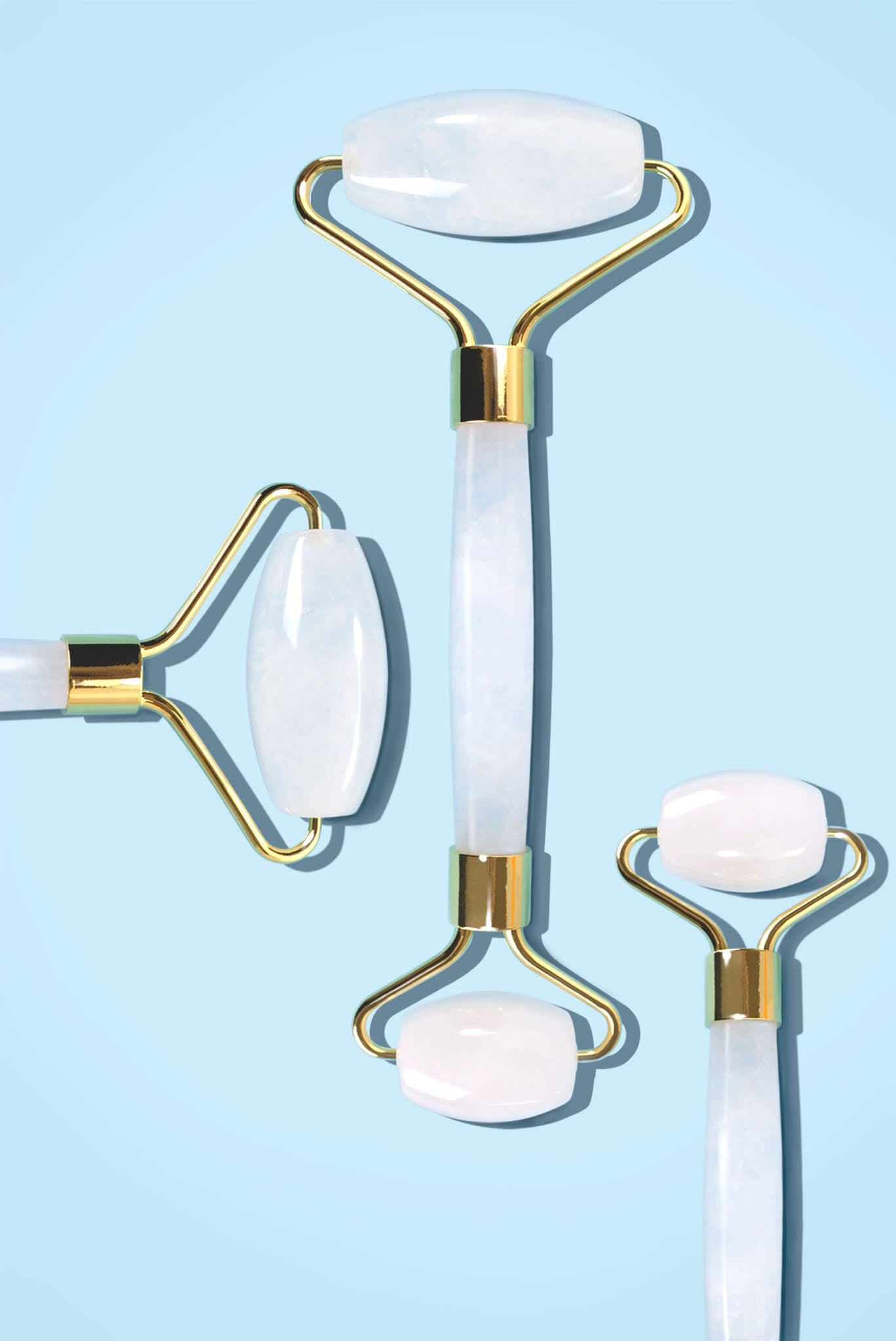 フェイスシャルローラー ミルキークォーツを複数本レイアウトしたイメージ画像。透明感のある乳白色ローラーのデザインが強調されている。