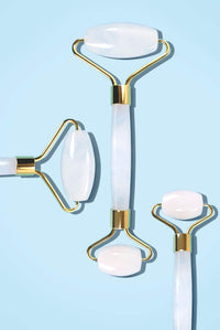 フェイスシャルローラー ミルキークォーツを複数本レイアウトしたイメージ画像。透明感のある乳白色ローラーのデザインが強調されている。