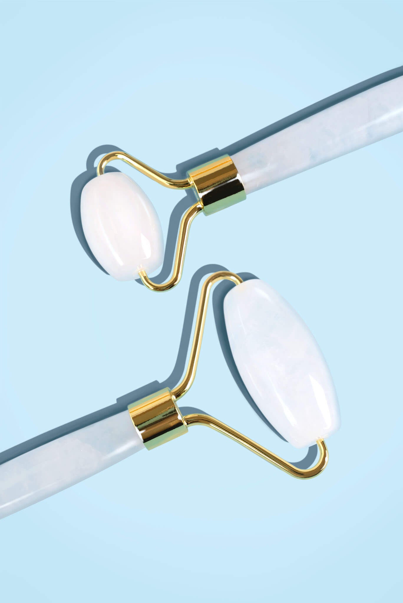 ミルキークォーツの大小2つのローラー部分をクローズアップした画像。乳白色の天然石とゴールドパーツの質感が分かる。