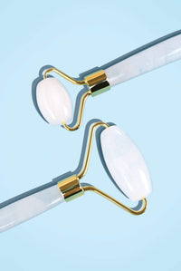 ミルキークォーツの大小2つのローラー部分をクローズアップした画像。乳白色の天然石とゴールドパーツの質感が分かる。