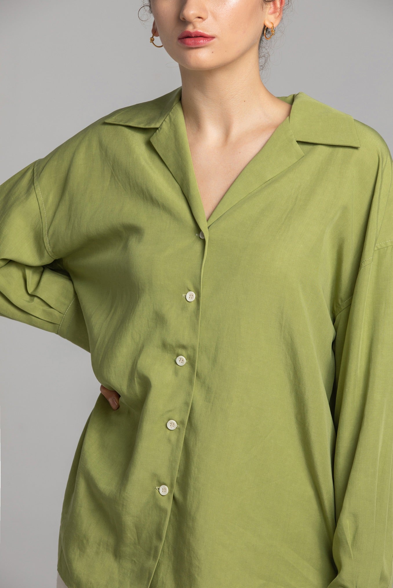 オーバーサイズ テンセルシャツ｜Vネック ドロップショルダー