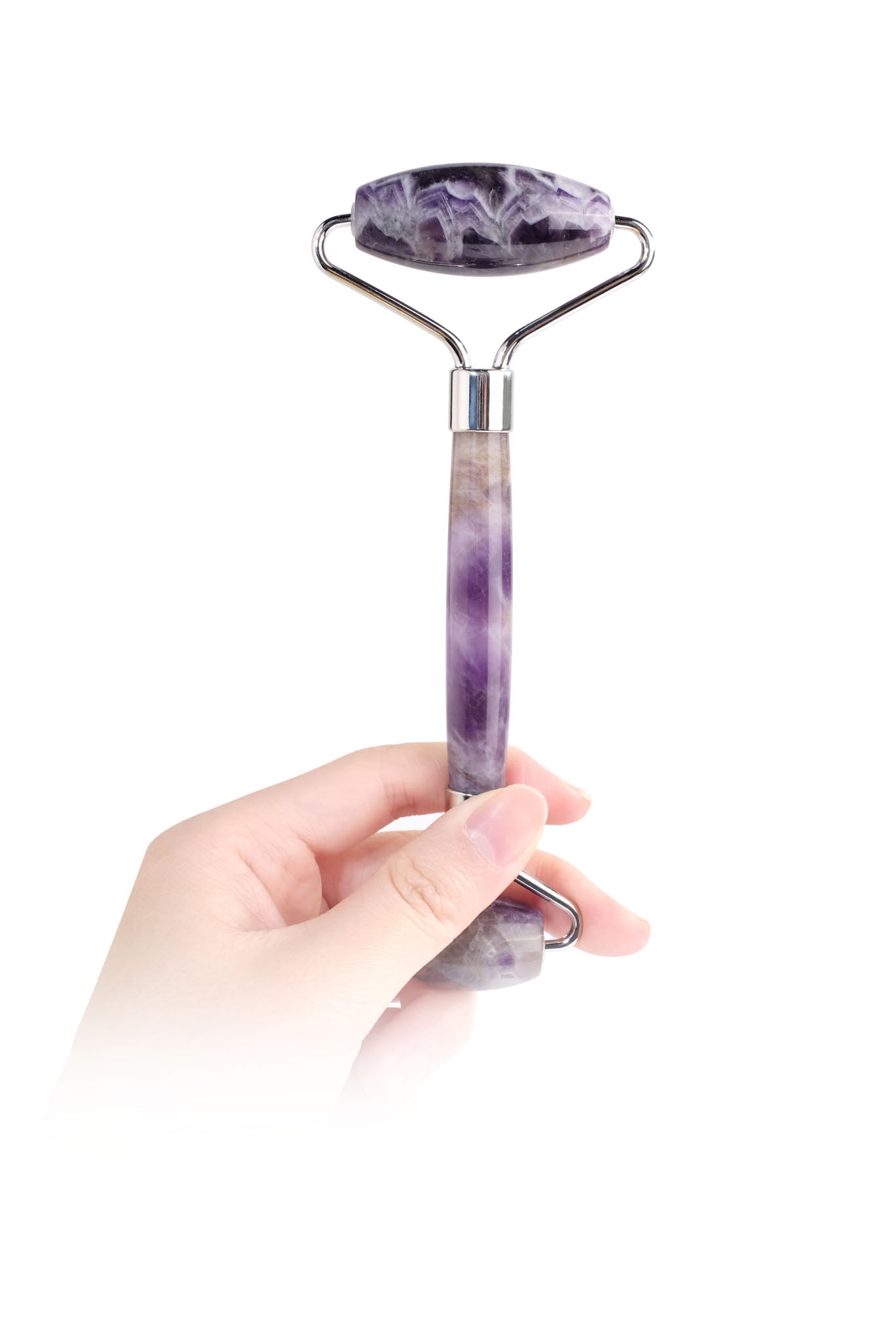手のひらで持ったフェイスシャル ローラー パープルクォーツの画像。サイズ感と持ちやすさが分かる。
5.