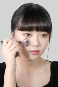 フェイスシャル ローラー パープルクォーツの大きいアメジストローラー部分をクローズアップした画像。