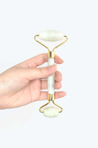 手のひらで持ったフェイスシャル クォーツローラーの画像。サイズ感と持ちやすさが分かる。